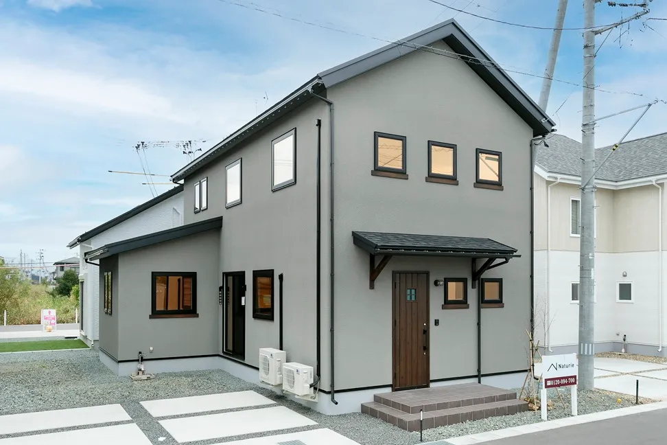 グレーの塗り壁が映える、暮らしを楽しむ工夫が詰まった住まい