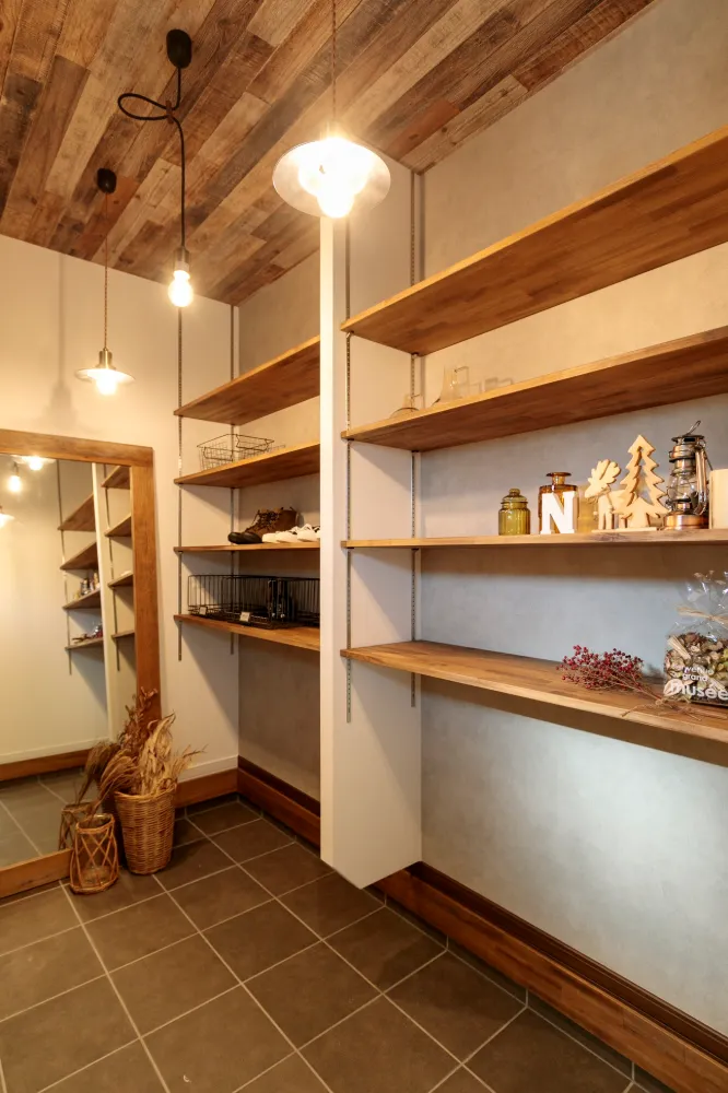 カフェのようにくつろげる、遊び心を添えたナチュラルな住まい