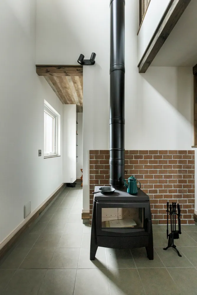 無垢の木のぬくもりが映える、味わい深い家