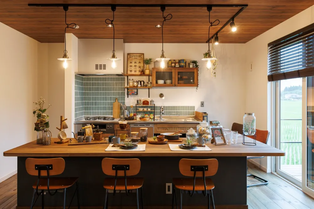 1.5階建ての間取りで楽しむ、レトロなカフェ風の住まい