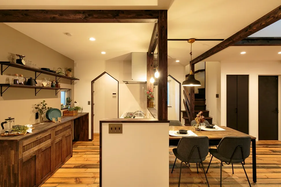 グレーの塗り壁が映える、暮らしを楽しむ工夫が詰まった住まい