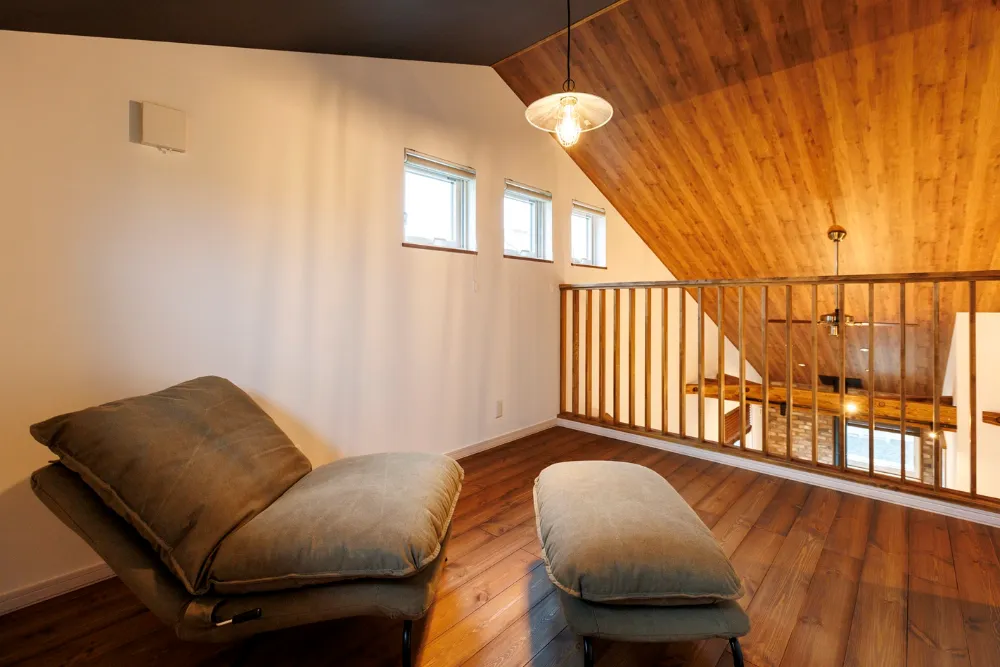 1.5階建ての間取りで楽しむ、レトロなカフェ風の住まい