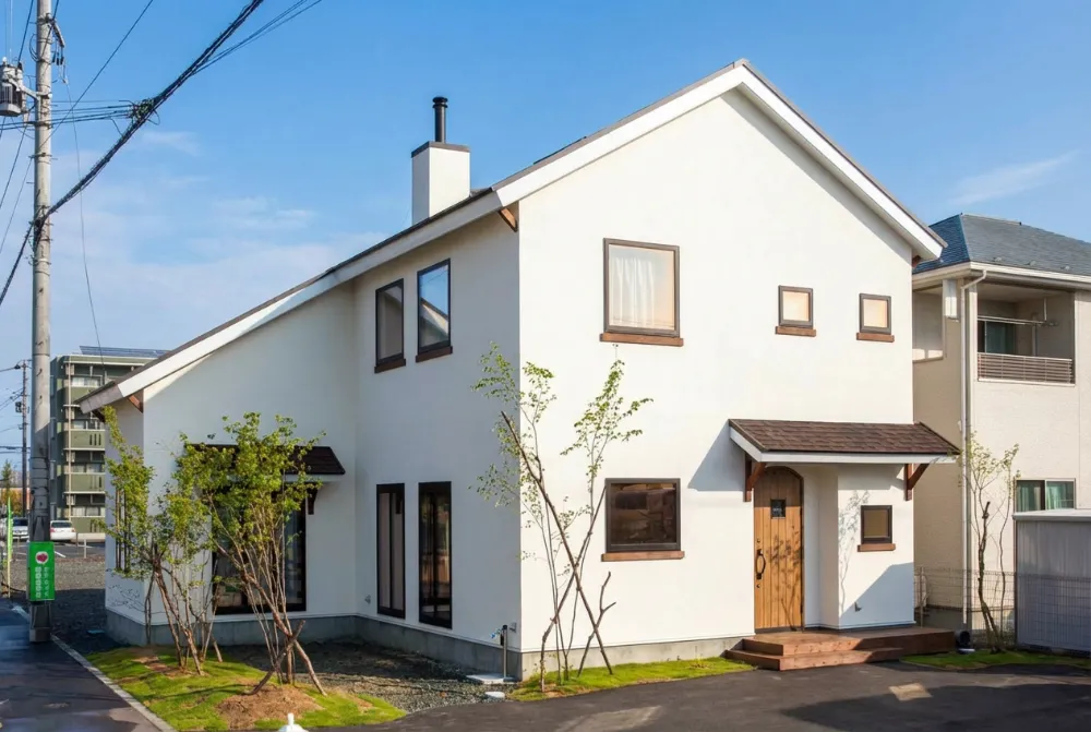 大屋根の下で薪ストーブを囲む家