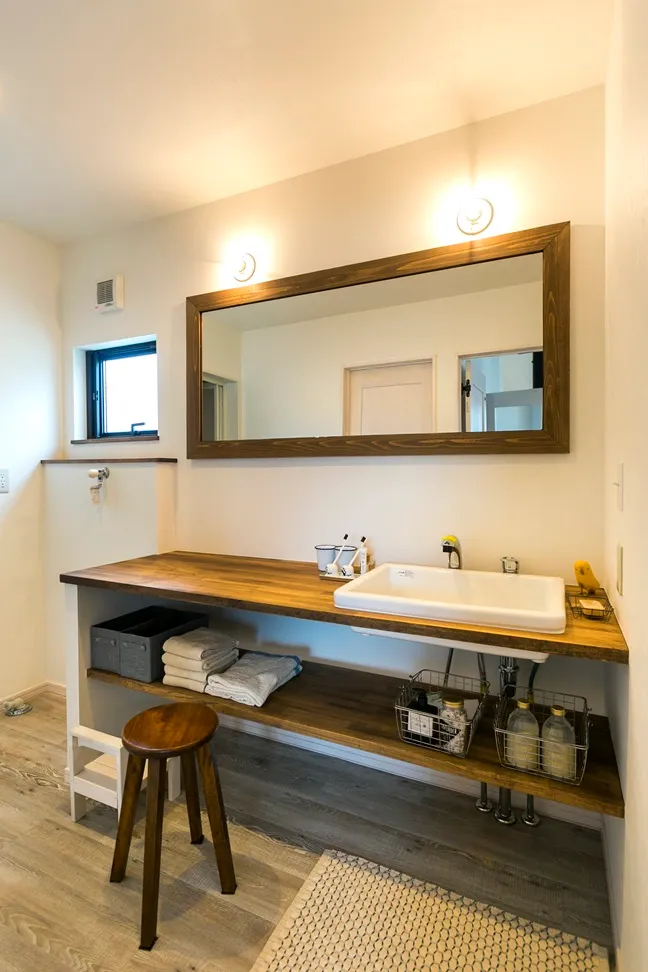 大屋根の下で薪ストーブを囲む家