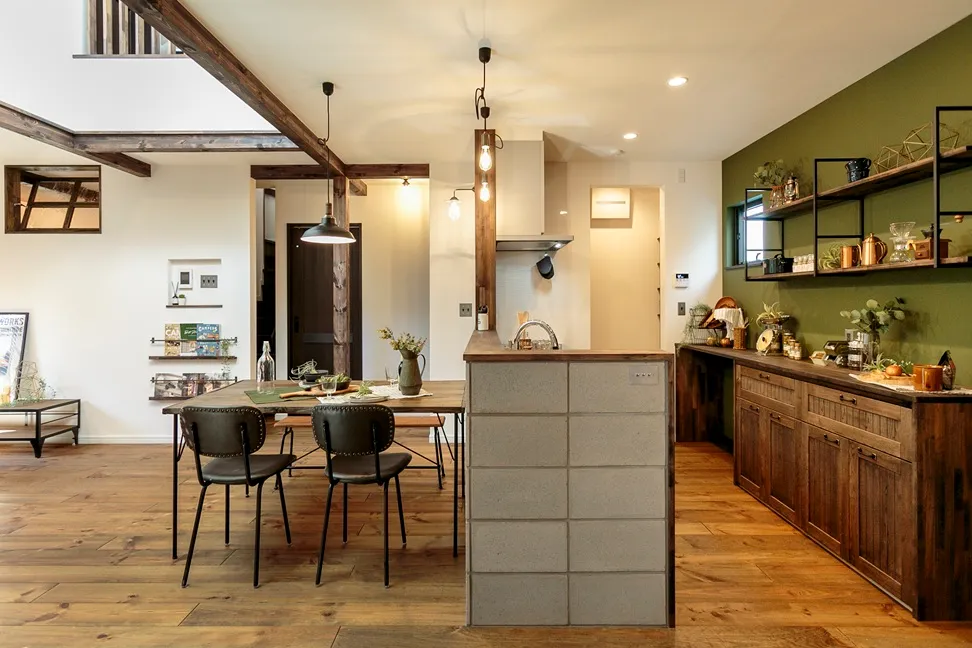 無骨で素朴、住む人の暮らしに合わせて育つ家