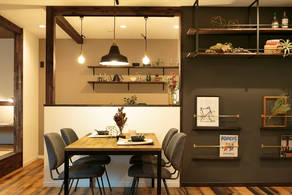 グレーの塗り壁が映える、暮らしを楽しむ工夫が詰まった住まい