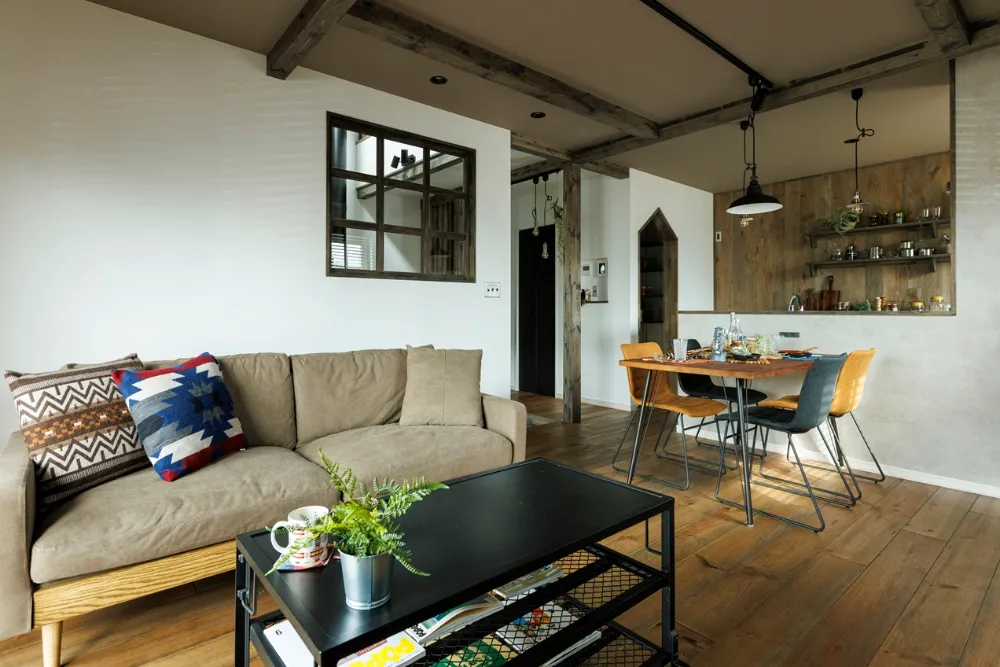 無垢の木のぬくもりが映える、味わい深い家