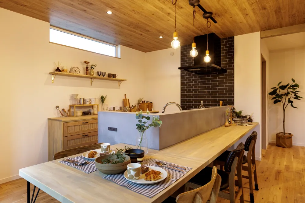 無垢の明るさと無機質素材が調和する、1.5階建ての家