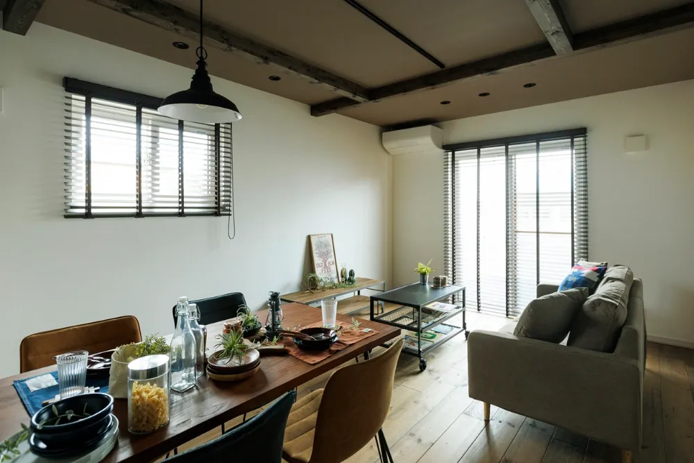 無垢の木のぬくもりが映える、味わい深い家