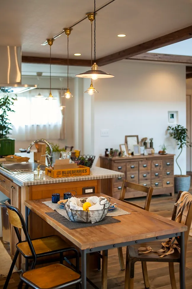 大屋根の下で薪ストーブを囲む家