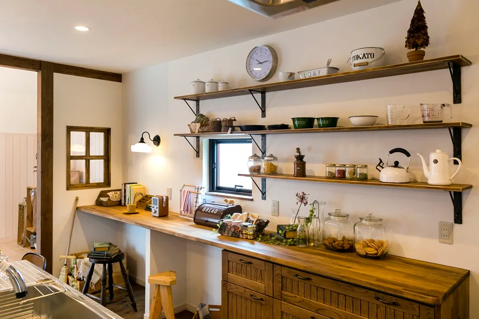 大屋根の下で薪ストーブを囲む家