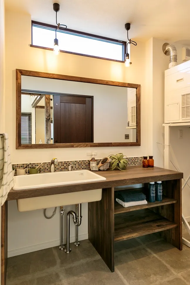 無骨で素朴、住む人の暮らしに合わせて育つ家