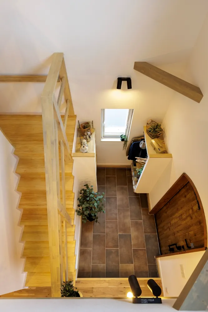 無垢の明るさと無機質素材が調和する、1.5階建ての家