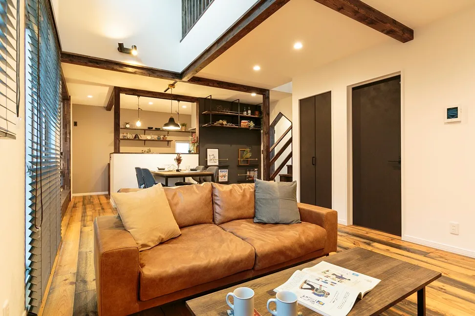 グレーの塗り壁が映える、暮らしを楽しむ工夫が詰まった住まい