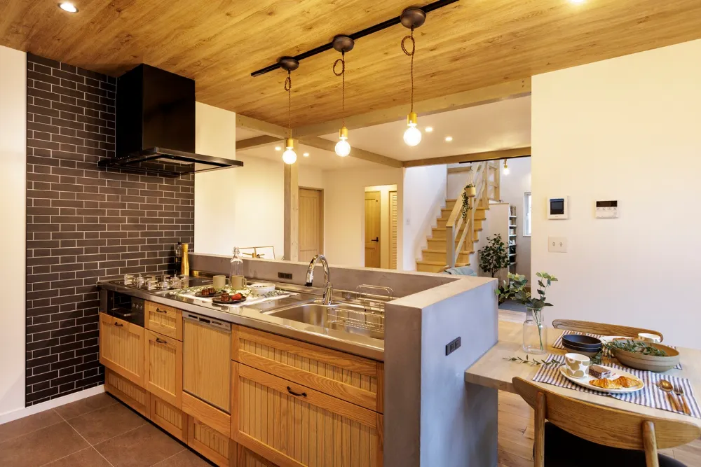 無垢の明るさと無機質素材が調和する、1.5階建ての家