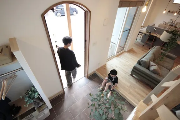 無垢の明るさと無機質素材が調和する、1.5階建ての家