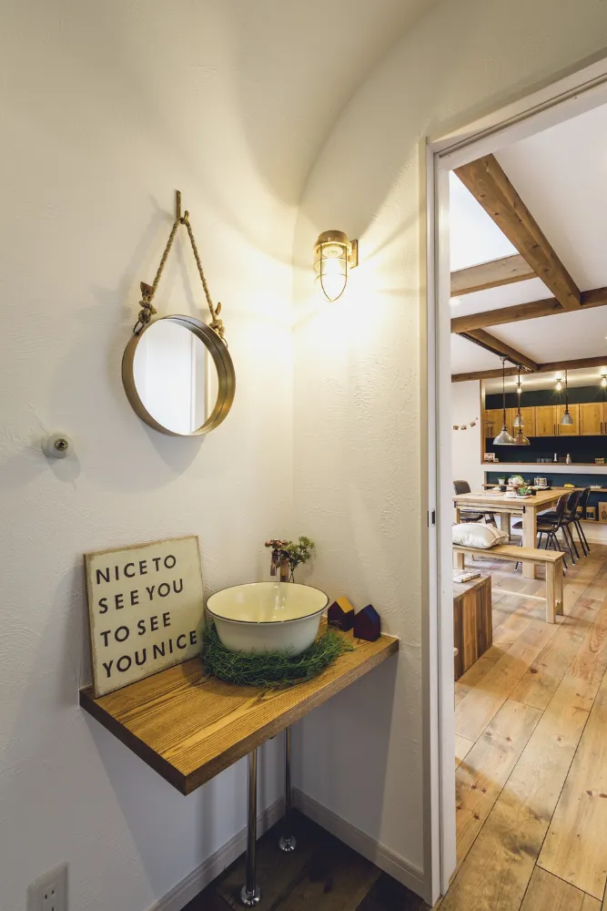 素材感が映える、ナチュラル×インダストリアルな住まい