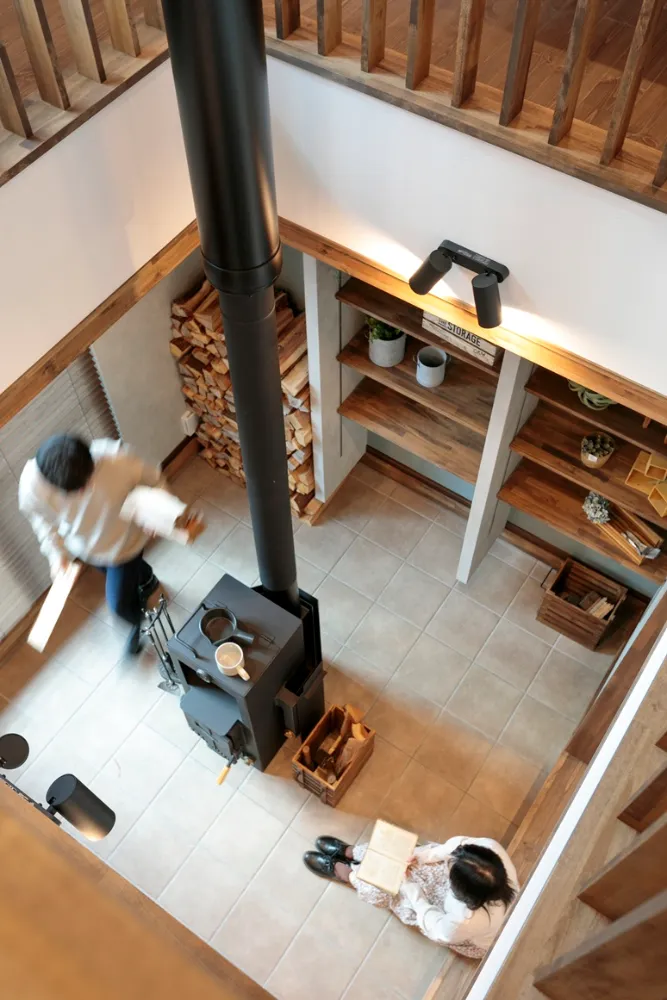 薪ストーブが暮らしの中心になる、光あふれる住まい
