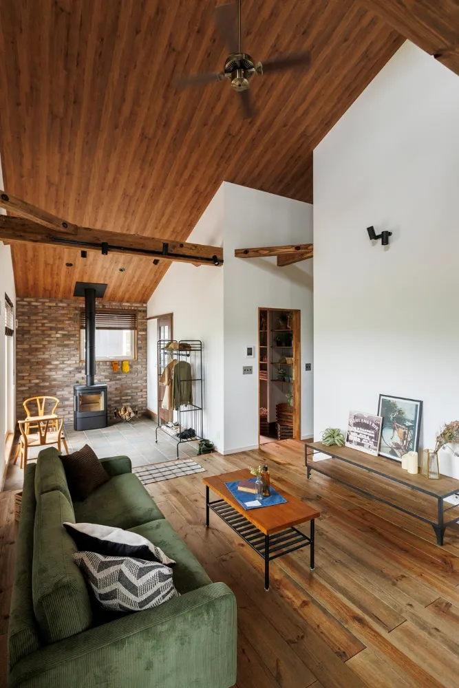 1.5階建ての間取りで楽しむ、レトロなカフェ風の住まい