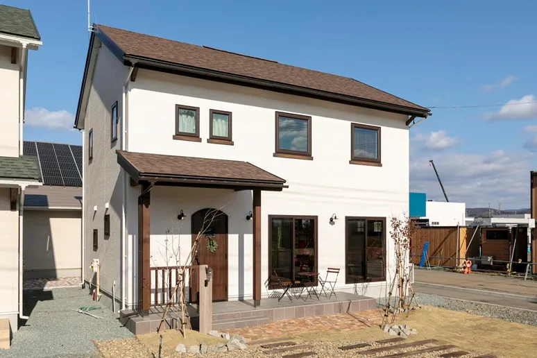 カフェのようにくつろげる、遊び心を添えたナチュラルな住まい