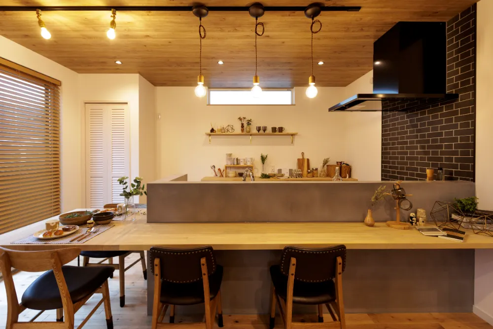 無垢の明るさと無機質素材が調和する、1.5階建ての家