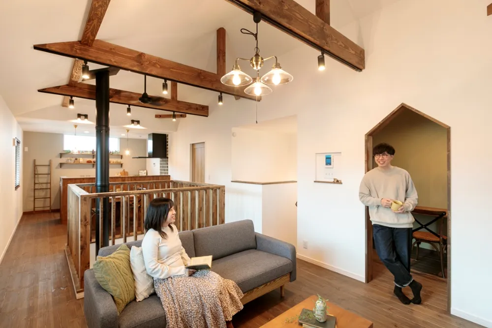 薪ストーブが暮らしの中心になる、光あふれる住まい