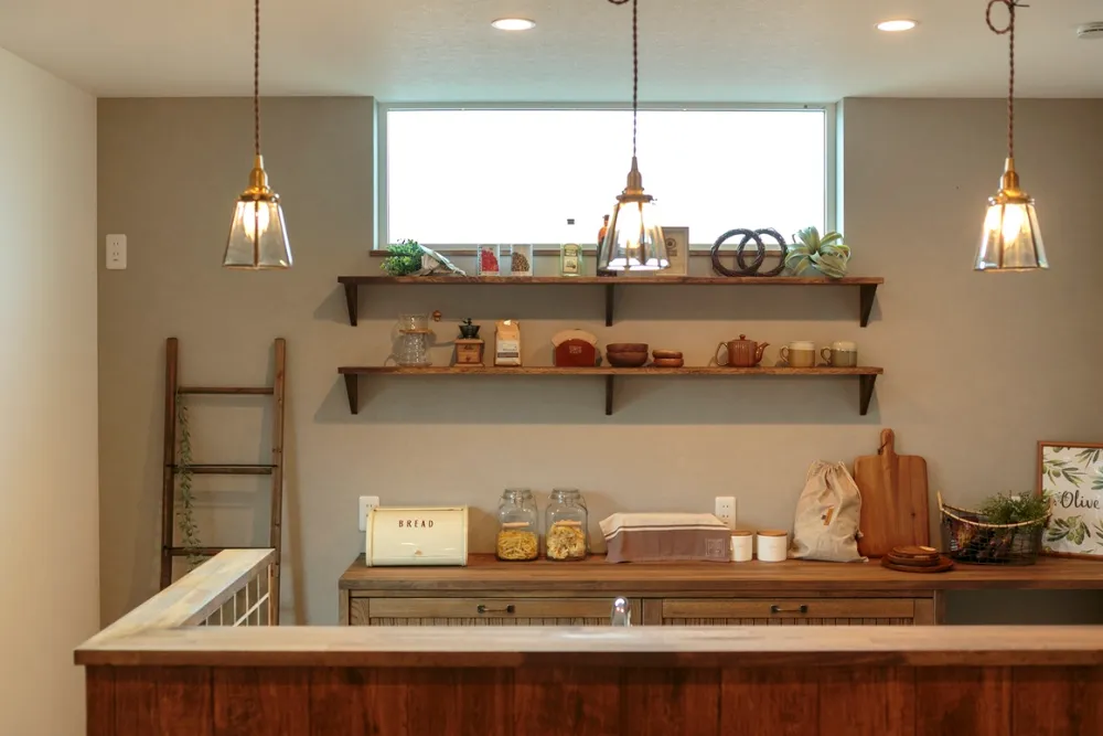 薪ストーブが暮らしの中心になる、光あふれる住まい