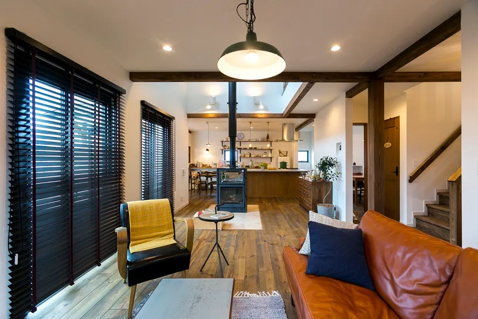 大屋根の下で薪ストーブを囲む家