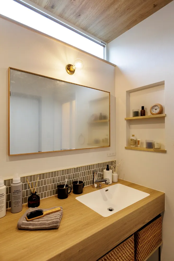 無垢の明るさと無機質素材が調和する、1.5階建ての家