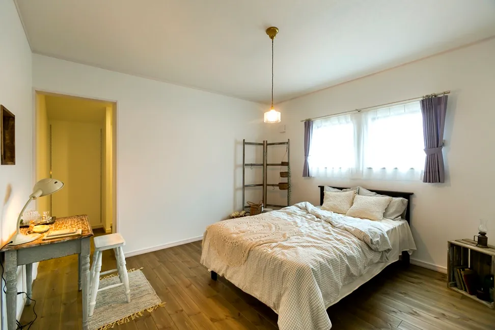 大屋根の下で薪ストーブを囲む家