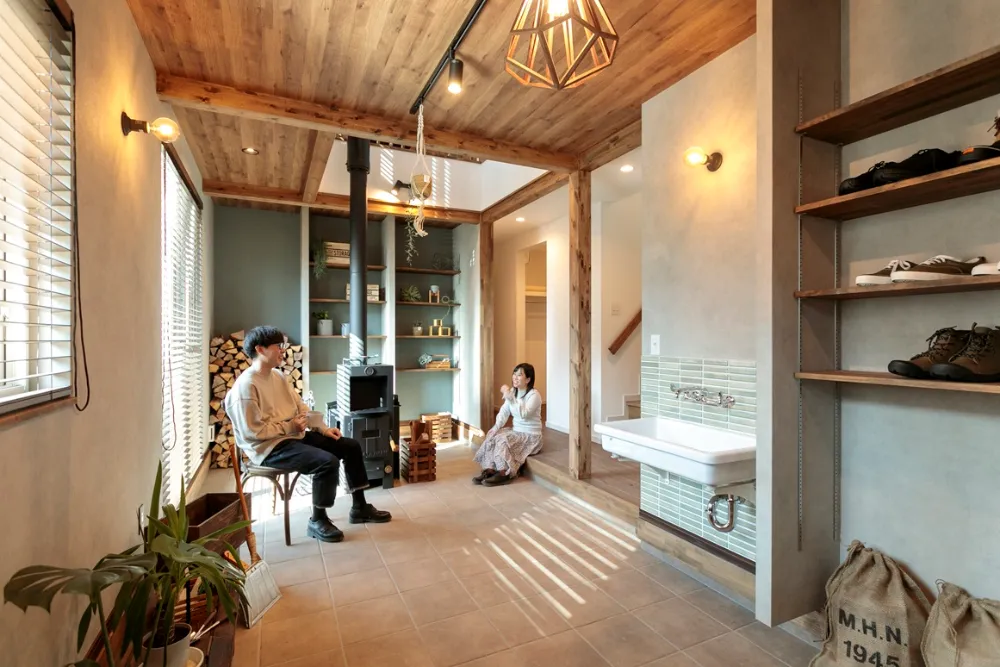 薪ストーブが暮らしの中心になる、光あふれる住まい