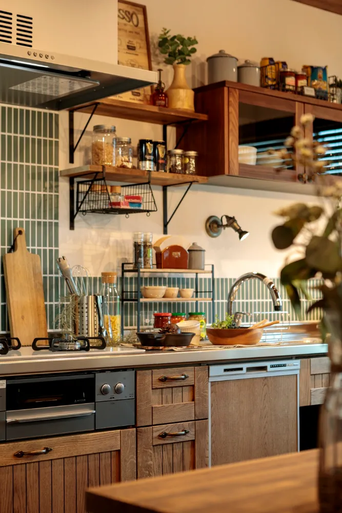 1.5階建ての間取りで楽しむ、レトロなカフェ風の住まい