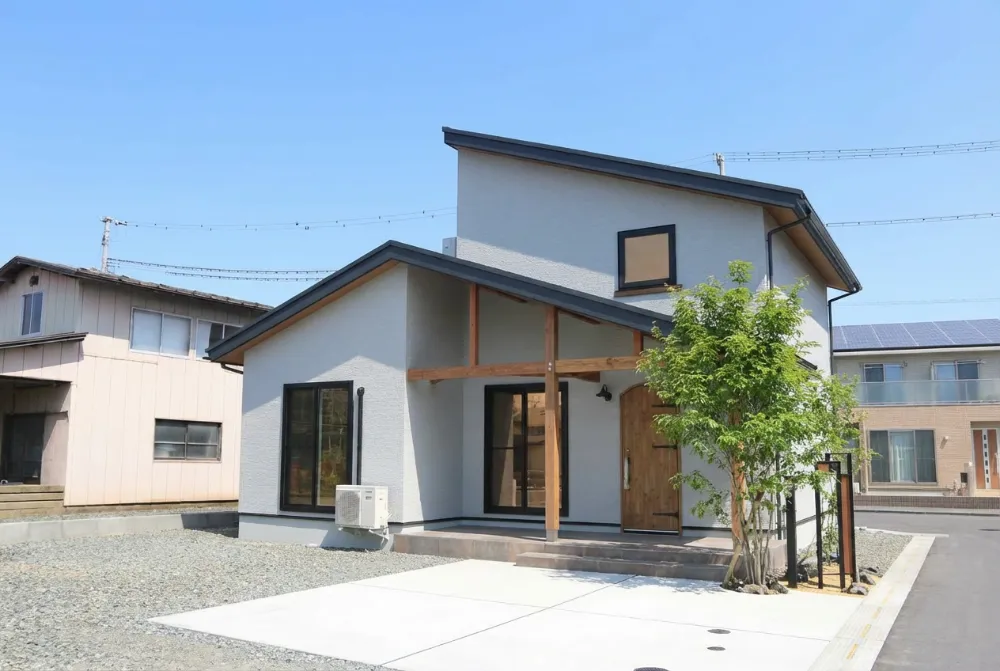 無垢の明るさと無機質素材が調和する、1.5階建ての家