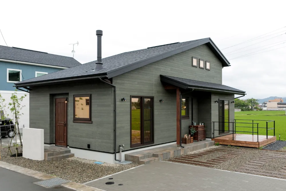 1.5階建ての間取りで楽しむ、レトロなカフェ風の住まい