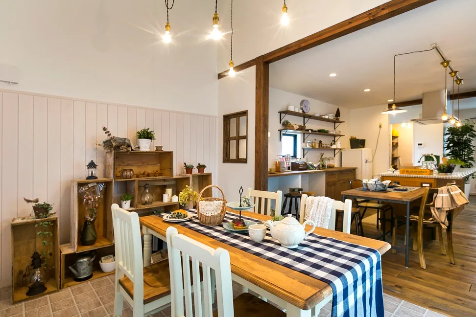 大屋根の下で薪ストーブを囲む家