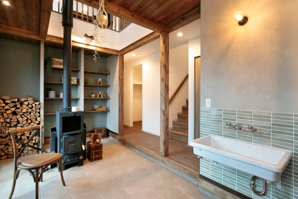 薪ストーブが暮らしの中心になる、光あふれる住まい