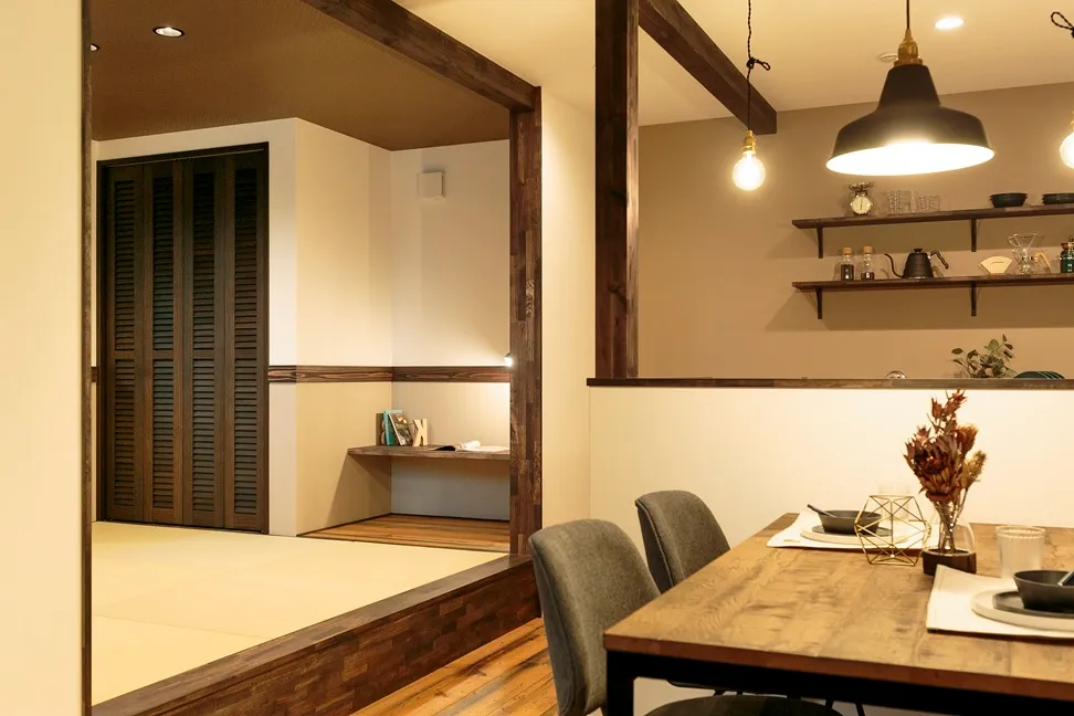 グレーの塗り壁が映える、暮らしを楽しむ工夫が詰まった住まい