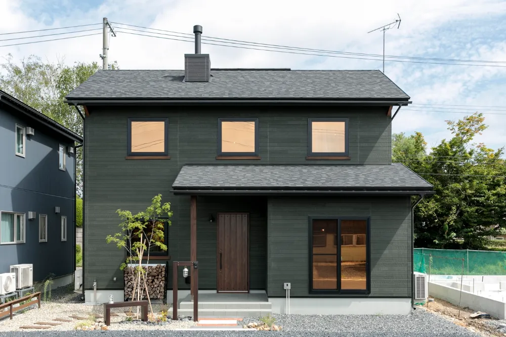 無垢の木のぬくもりが映える、味わい深い家