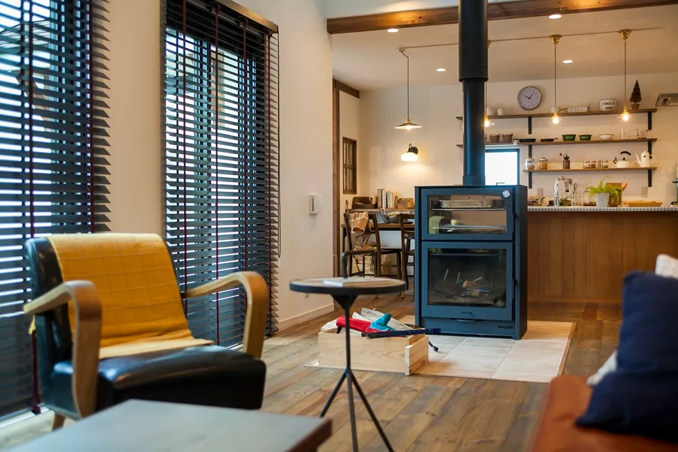 大屋根の下で薪ストーブを囲む家