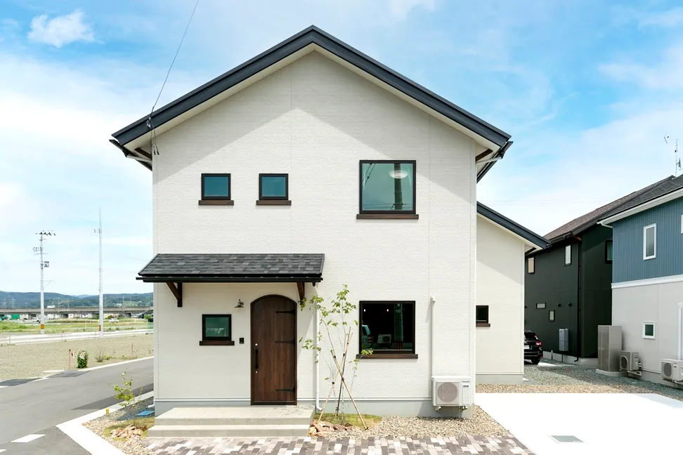 無骨で素朴、住む人の暮らしに合わせて育つ家