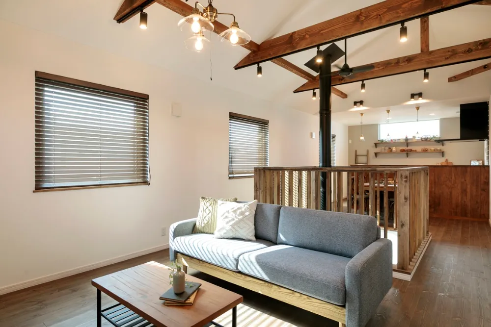 薪ストーブが暮らしの中心になる、光あふれる住まい