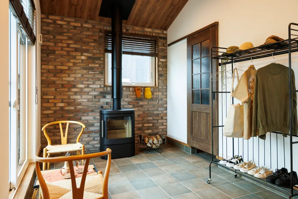 1.5階建ての間取りで楽しむ、レトロなカフェ風の住まい