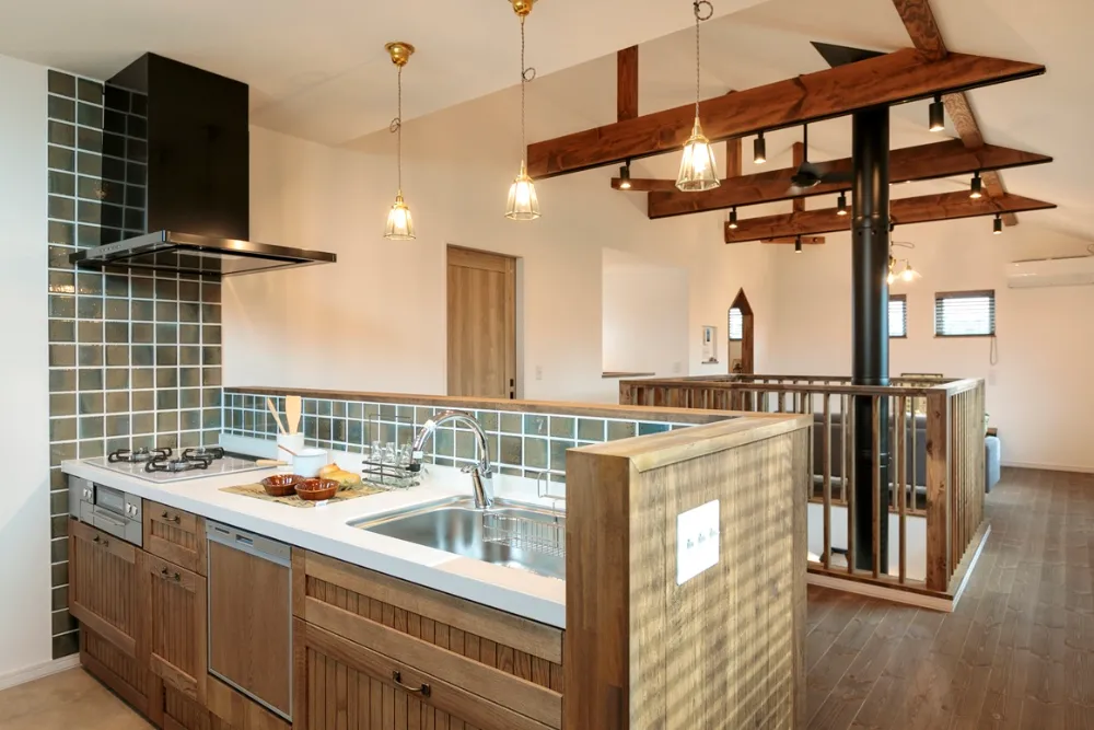 薪ストーブが暮らしの中心になる、光あふれる住まい