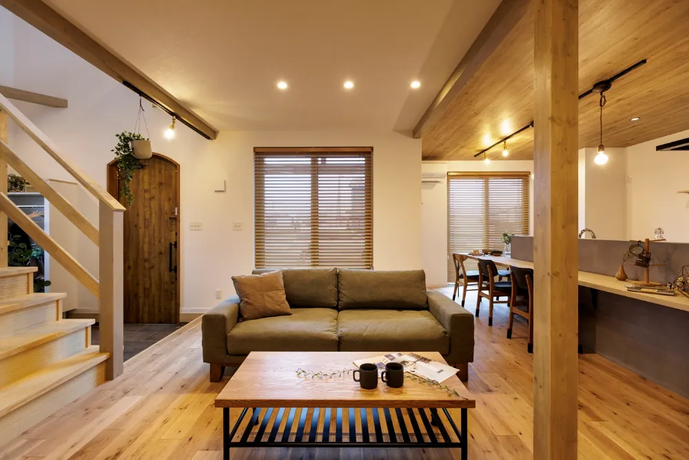 無垢の明るさと無機質素材が調和する、1.5階建ての家