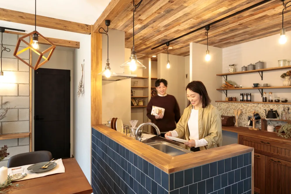 カフェのようにくつろげる、遊び心を添えたナチュラルな住まい