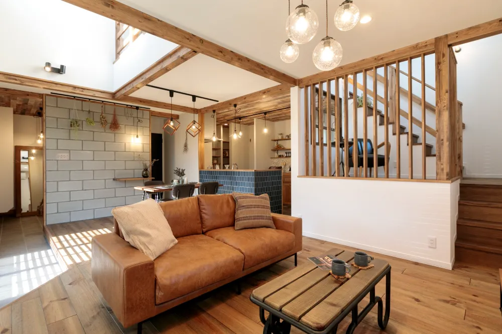 カフェのようにくつろげる、遊び心を添えたナチュラルな住まい