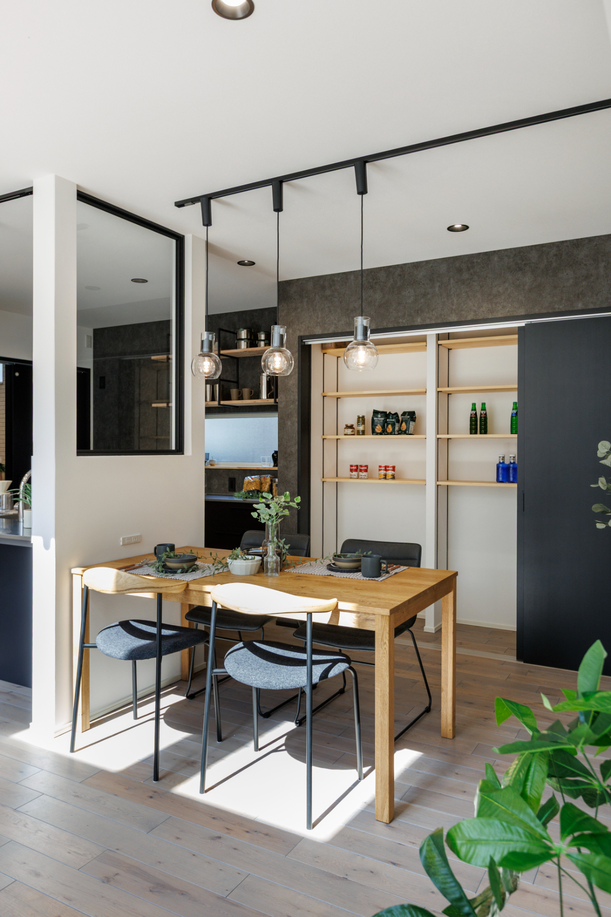 収納力抜群のパントリー