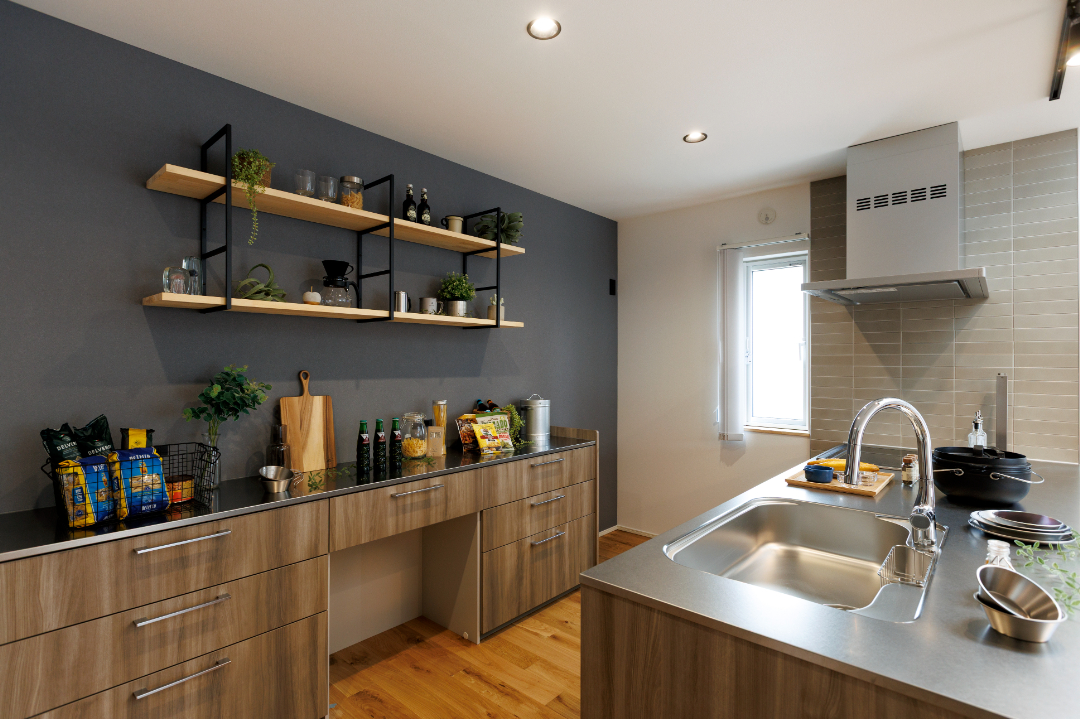 フルフラットのステンレスキッチンが主役