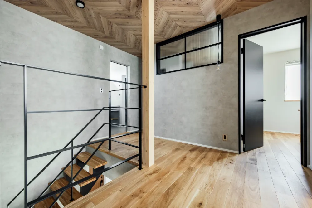 アイアン階段がアクセントに、20帖の大空間と広々土間。