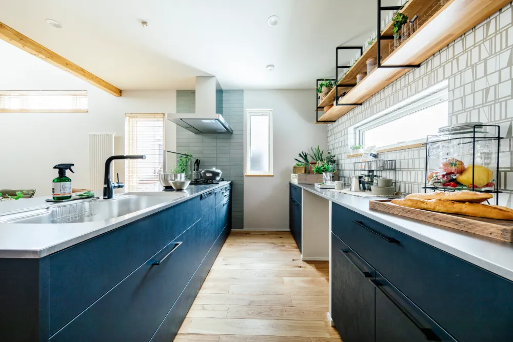 玄関と土間がつながる、渡り廊下のある家